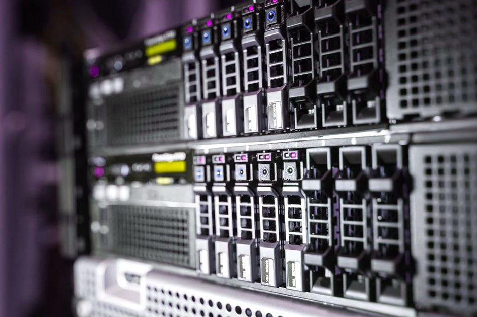 Gros plan d'équipements serveurs dans un datacenter.