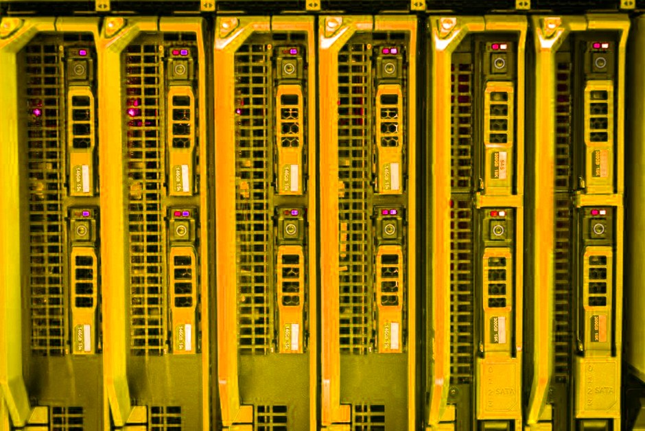 Baies serveurs éclairées dans un datacenter.