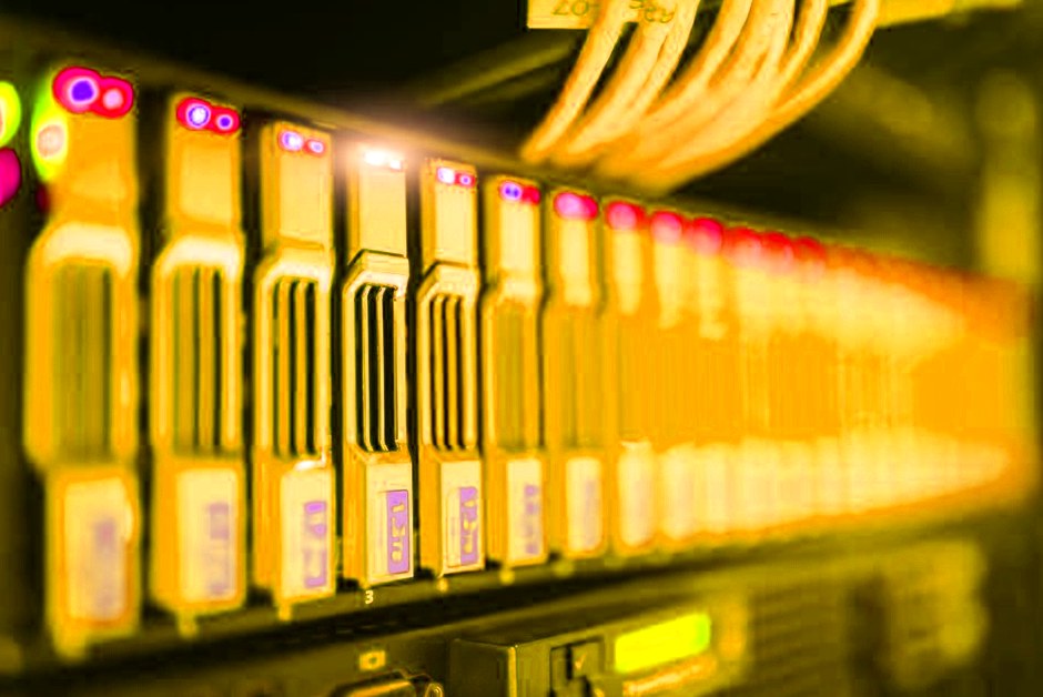 Baie serveur aux voyants allumés dans un datacenter.